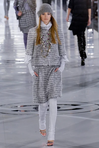 Look 16